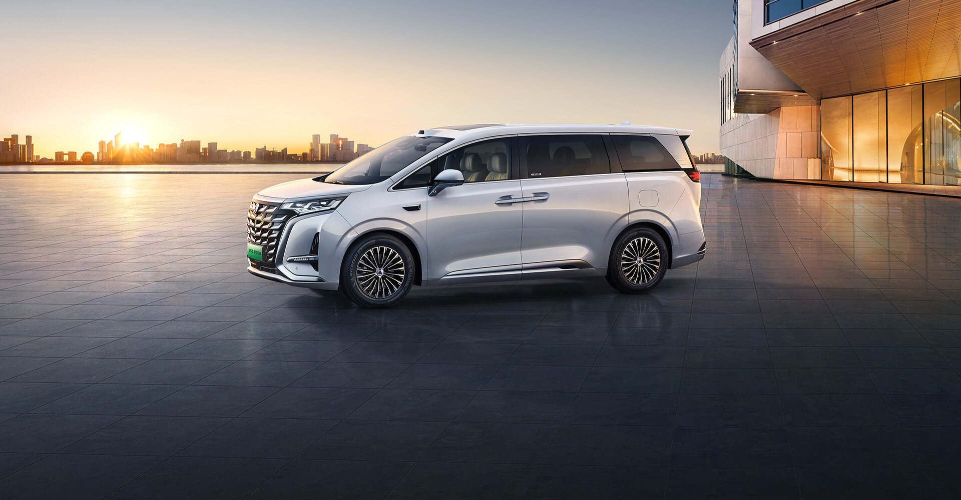 全系标配<br>云辇-C智能阻尼车身控制系统